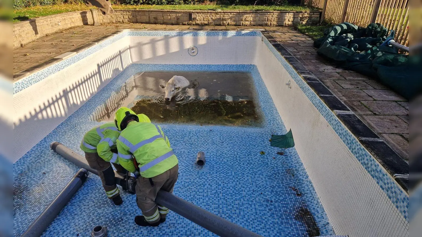 Die Feuerwehr ließ zunächst das Wasser ab. (Foto: -/Leicestershire Fire And Rescue Service/PA Media/dpa)