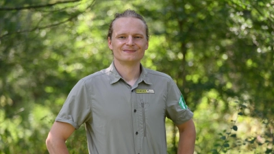 Ranger Benjamin Krauthahn vom Naturpark Frankenhöhe moderiert die enge Zusammenarbeit für den Hutewald mit der Gemeinde Oberdachstetten, verschiedenen Behörden und Bürgern. (Foto: Manfred Blendinger)