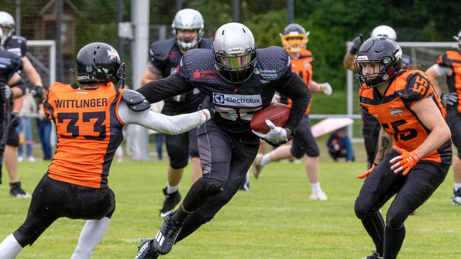 Daniel Maultsby (Mitte) von den Franken Knights versucht hier, sich gegen zwei Spieler der München Rangers durchzusetzen. (Foto: Thomas Lüdtke)