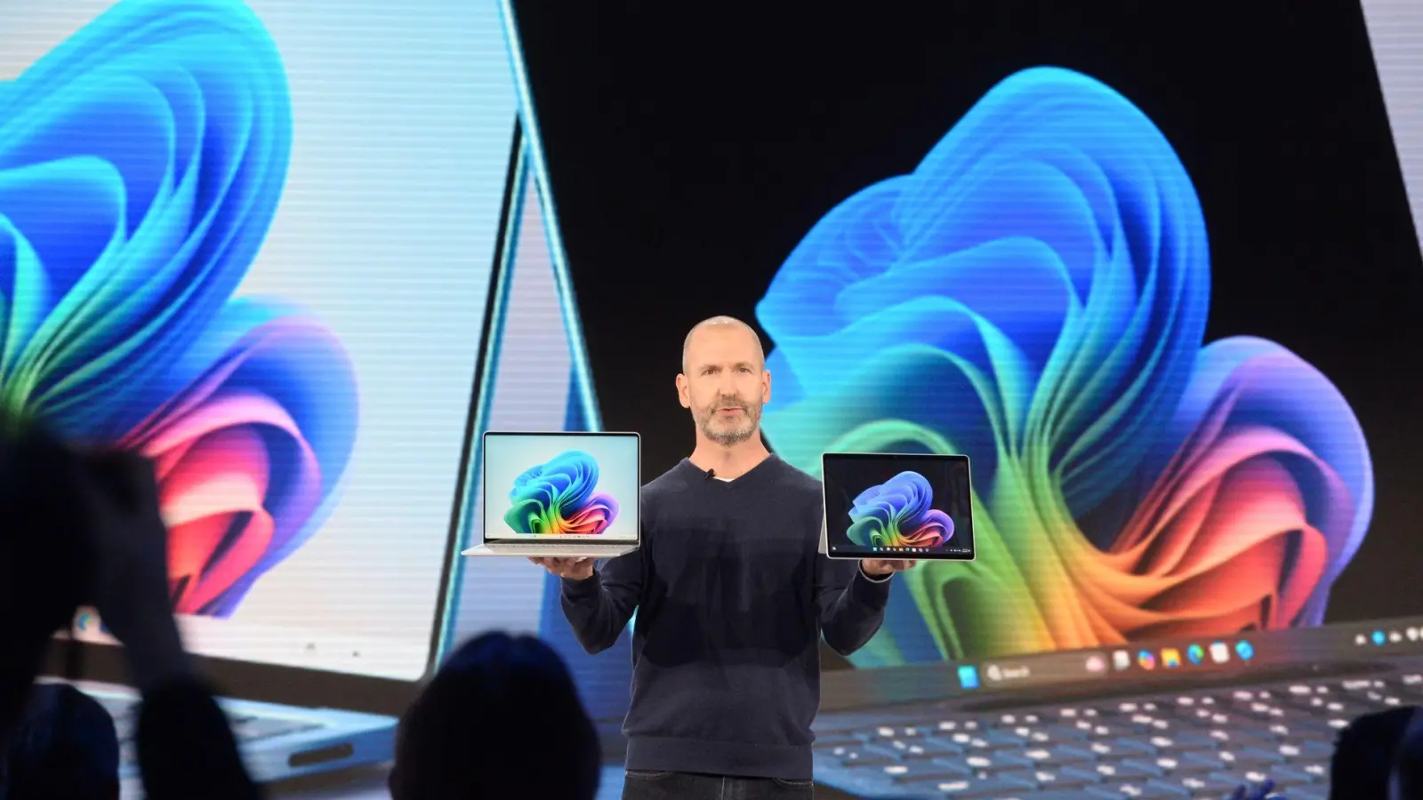 Microsoft-Manager Brett Ostrum im Mai 2024 ein Notebook und ein Tablet der hauseigenen Marke Surface. Sie setzen neben dem KI-Assistenten auch auf Chips mit ARM-Technologie. (Foto: Andrej Sokolow/dpa/dpa-tmn)