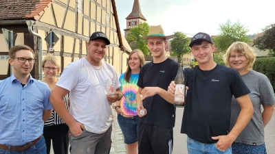 Sie sind bei der Organisation der Kirchweih in Egenhausen mit dabei (von links): Fabian Stadlinger, Brigitte Heindel, Lukas Billenstein, Julia Stöhr, Ludwig Heindel, Thomas Heindel und Kathrin Lawrenz. (Foto: Nina Daebel)