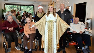 Der Auftritt von Vanessa Taubitz gehörte zu den Höhepunkten der Veranstaltung. Heimleiterin Nathalie Weidle-Rosen und Bürgermeister Michael Trzybinski assistierten dem Christkind. (Foto: Barbara Ridder)