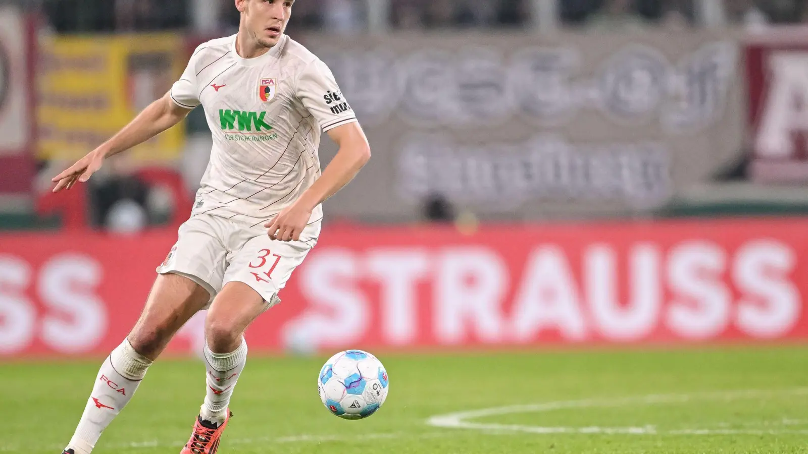  Keven Schlotterbeck muss gegen den VfB Stuttgart passen. (Foto: Harry Langer/dpa)