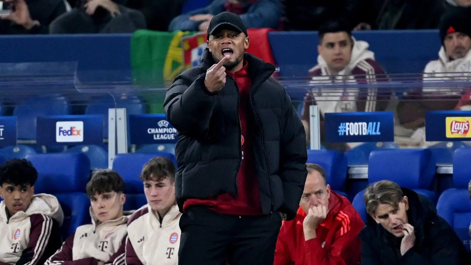 Trainer Vincent Kompany absolviert mit den Bayern am 6. Januar keinen Doppeltest mehr. (Foto: David Inderlied/dpa)