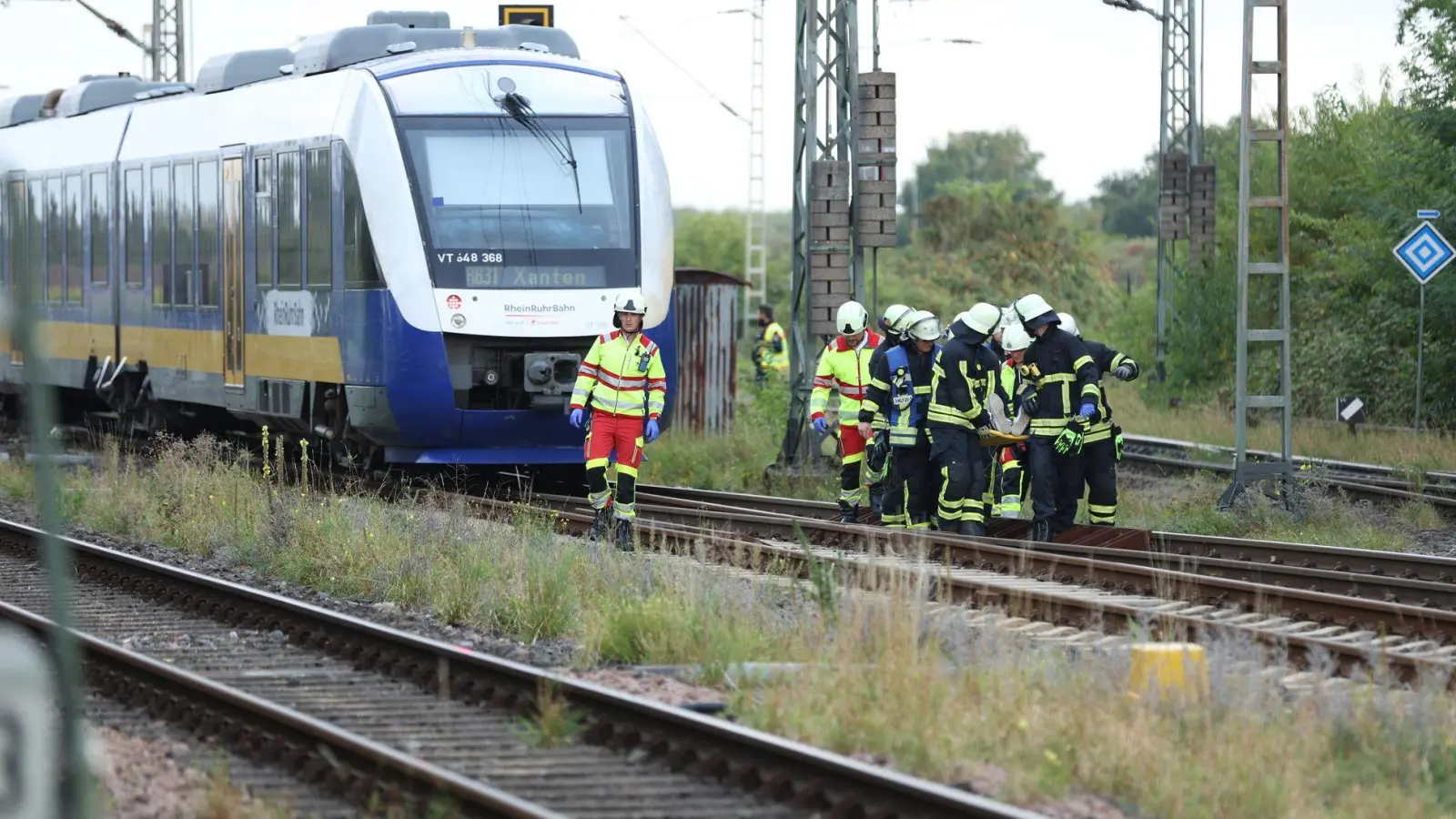 Mehrere Menschen wurden bei einem Zugunfall am Niederrhein verletzt. (Foto: Justin Brosch/dpa)