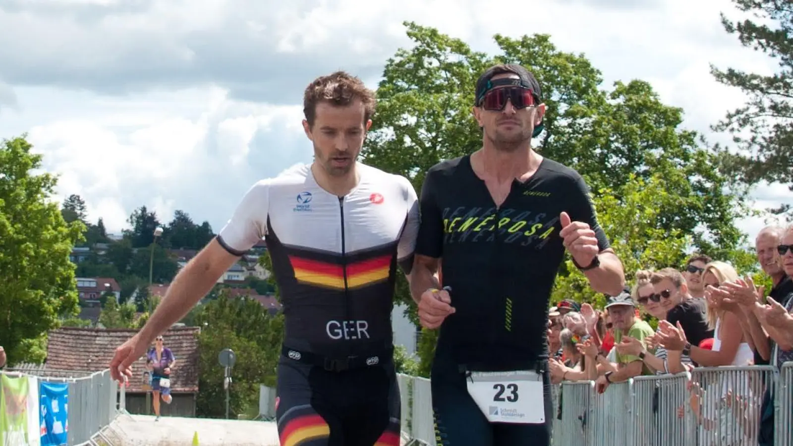 Die beiden Sieger Christian Dürr (links) und Tobias Danzer beim gemeinsamen Zieleinlauf. (Foto: Heiko Hercher)