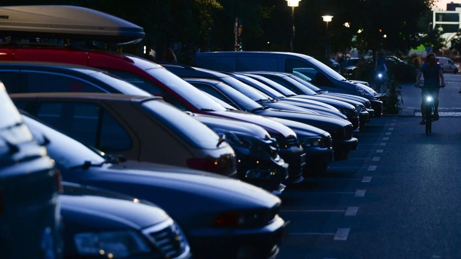 Autos parken am Abend dicht an dicht in der Oderberger Straße in Berlin. (Foto: Jens Kalaene/dpa-Zentralbild/ZB)