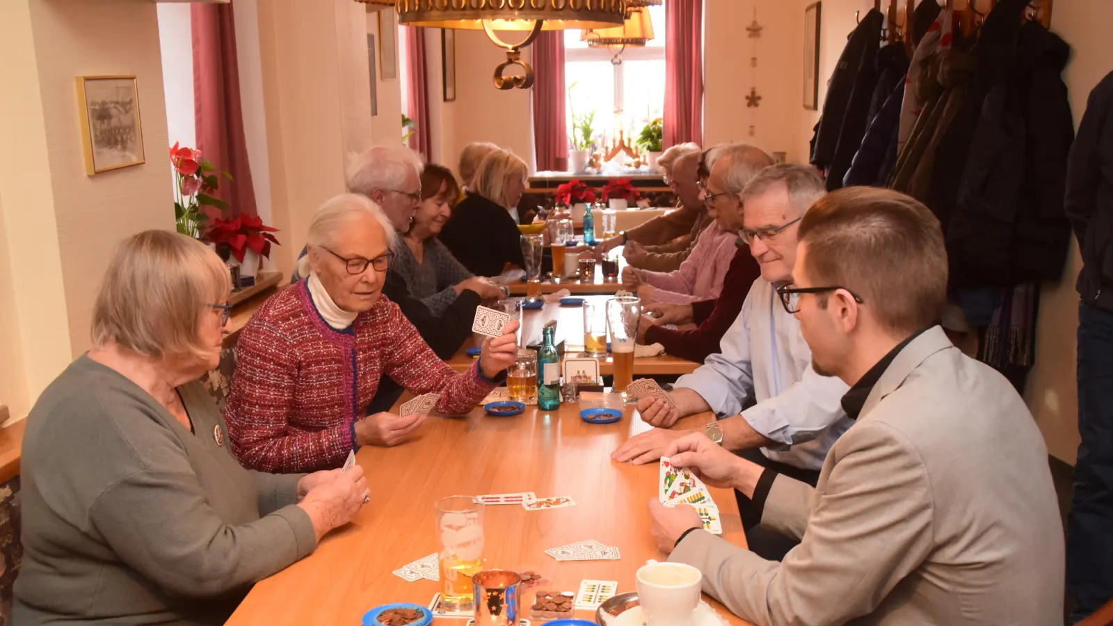 Eifrig wird an den Tischen gespielt. (Foto: Gerhard Krämer)