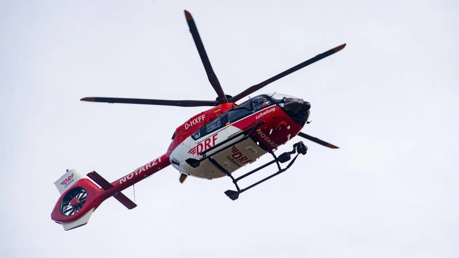 Ein Rettungshubschrauber fliegt den Mann in eine Klinik. (Symbolbild) (Foto: Stefan Sauer/dpa)