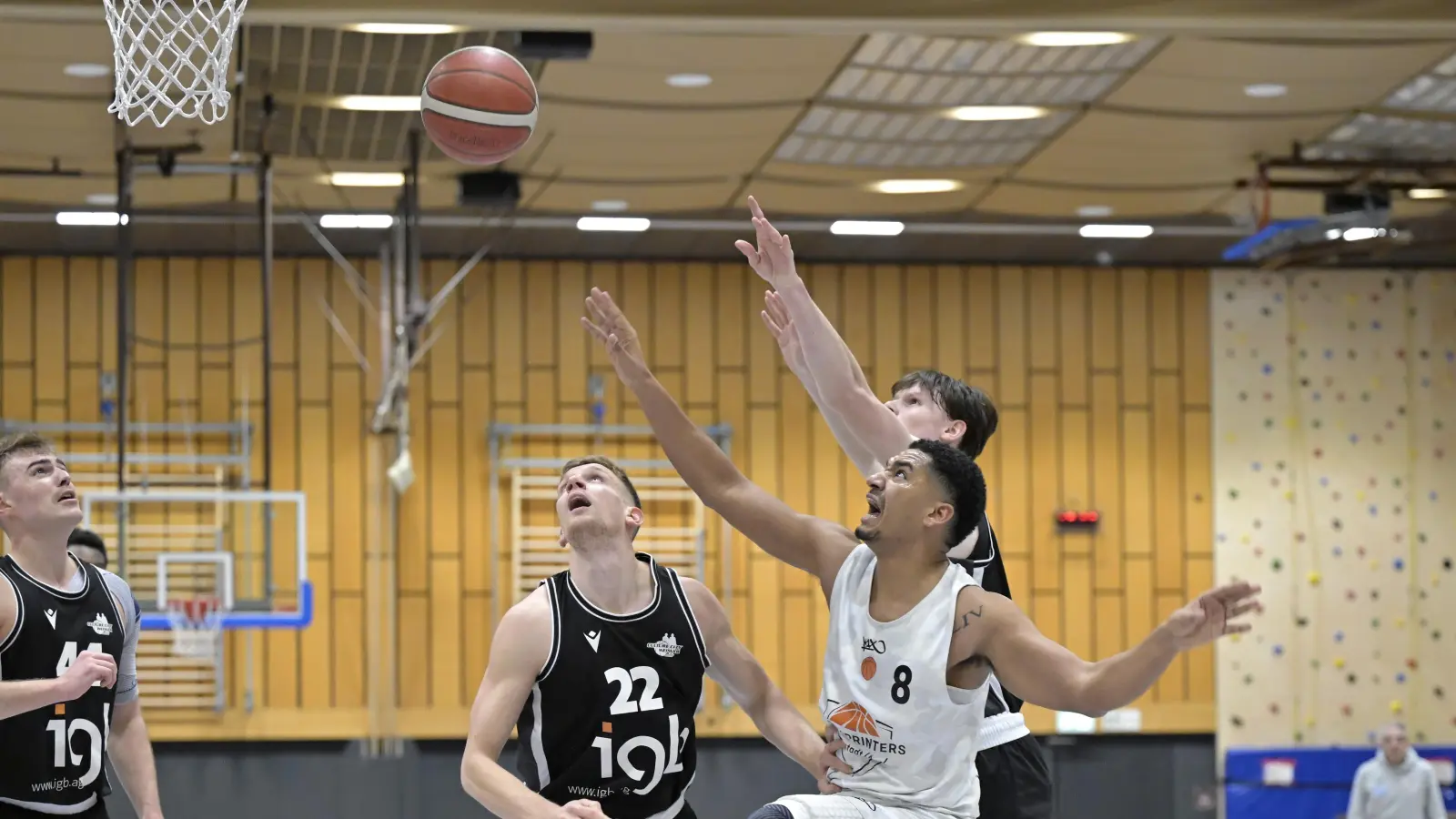 Unter dem Korb hatten die Neustädter (in Weiß) einen schweren Stand gegen Culture City Weimar. Hier muss sich Aaron Lachner gegen Dominik Shusel (Nummer 22) und Jakob Lang durchsetzen. (Foto: Martin Rügner)