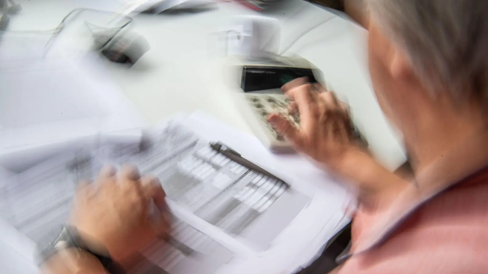 Mit gefälschten Steuerbescheiden wollen die Betrüger in verschiedenen Bundesländern an Geld kommen. (Symbolbild) (Foto: Lino Mirgeler/dpa)