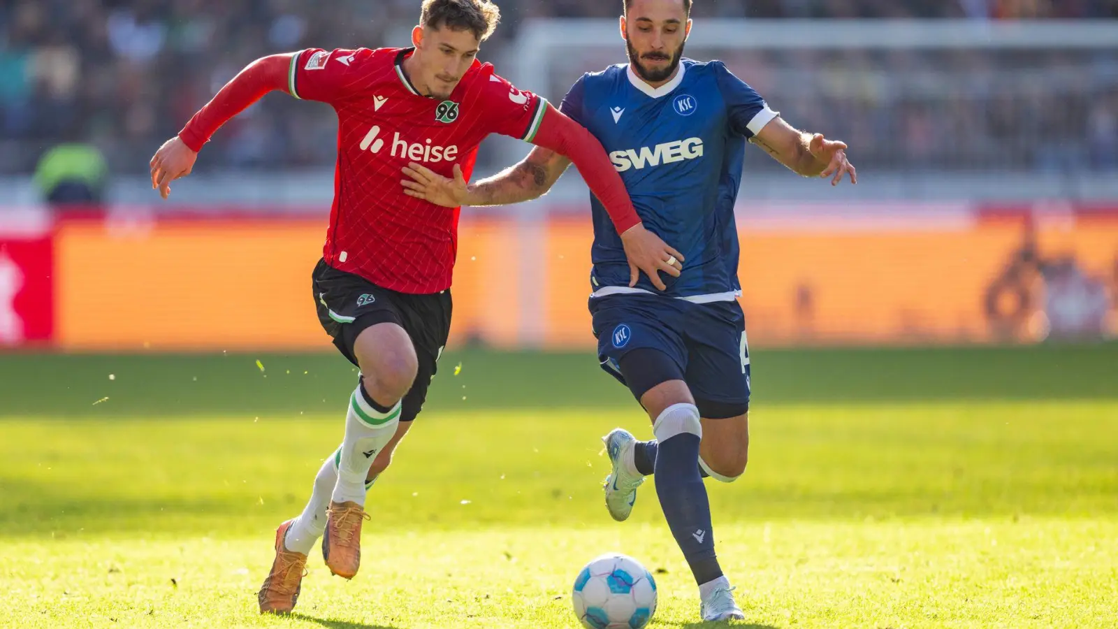 Hannover 96 gewinnt knapp gegen den Karlsruher SC und steht auf Platz eins. (Foto: David Inderlied/dpa)