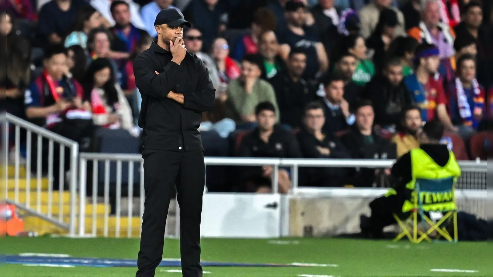 Nachdenklich am Spielfeldrand: Vincent Kompany beim 1:4 in Barcelona.  (Foto: Sven Hoppe/dpa)