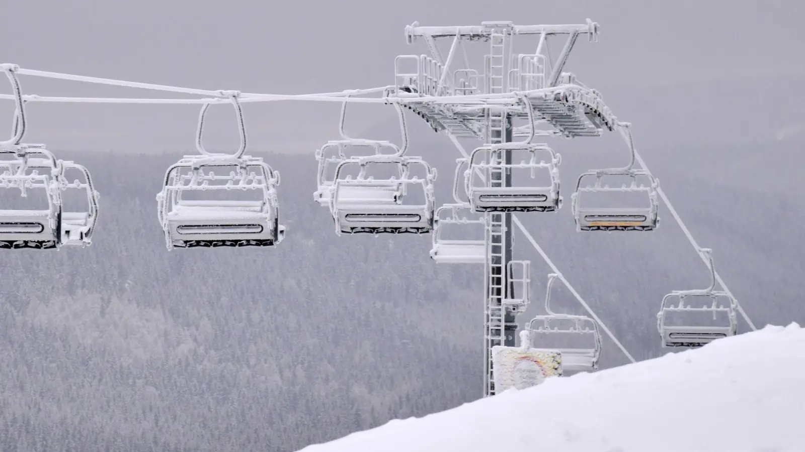 Kulanz-Klausel bei Extremwetter: Auf Antrag und in begründeten Einzelfällen können Skiliftbetreiber gegen Rückgabe des Skipasses einen Ausgleich gewähren. (Foto: Martin Schutt/dpa/dpa-tmn)