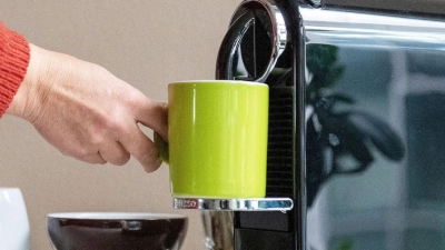 Wer Kaffee liebt, sollte bei der Wahl der Kaffeemaschine nicht nur auf den Geschmack, sondern auch auf den Stromverbrauch achten. Eine automatische Abschaltfunktion und die richtige Brühtemperatur können Energie sparen und das Aroma verbessern. (zu dpa: „Welche Kaffeemaschine passt zu mir?“) (Foto: Bernd Diekjobst/dpa-tmn)