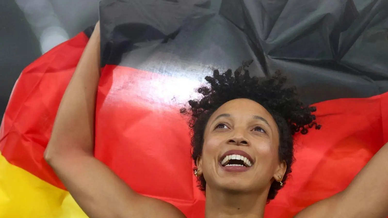 Malaika Mihambo jubelt nach ihrem EM-Sieg im Weitsprung. (Foto: Oliver Weiken/dpa)