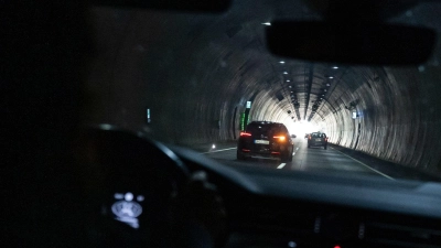 Bei Stau, Panne oder Brand in einem Tunnel ist besonnenes Verhalten besonders wichtig. (Foto: Hendrik Schmidt/dpa/dpa-tmn)