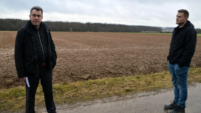 Im März hatten sich Bürgermeister Wolfgang Lampe (links) und Stadtbauamtsvertreter Viktor Scheider die potenziellen Flächen für die Wasserstoffproduktion an der A7 angeschaut. (Archivfoto: Johannes Zimmermann)