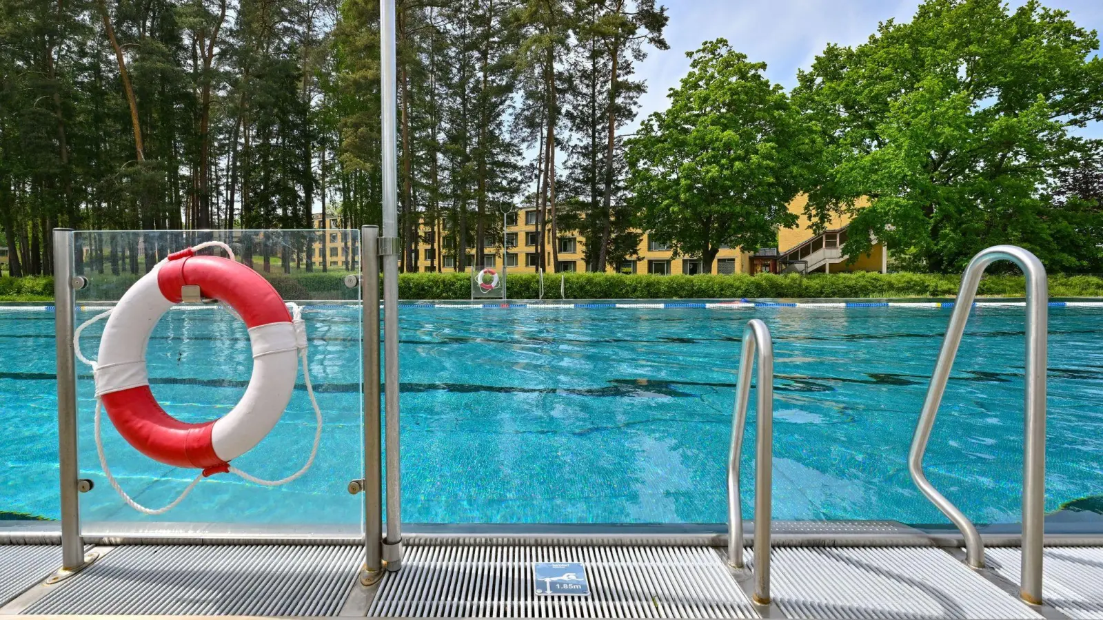 Ein Rettungsring hängt an einem Geländer in einem Freibad. (Foto: Patrick Pleul/dpa/Symbolbild)