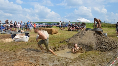 Ein Matsch-Parcours darf bei keinem Landjugendspiel fehlen. Die Dusche für danach stand in Geilsheim in unmittelbarer Nähe bereit. (Foto: Peter Tippl)