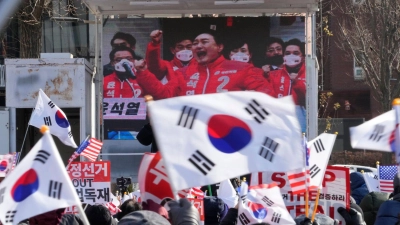 Ein Bezirksgericht in Seoul hat laut Yonhap den Haftbefehl gegen Yoon verlängert.  (Foto: Ahn Young-joon/AP/dpa)