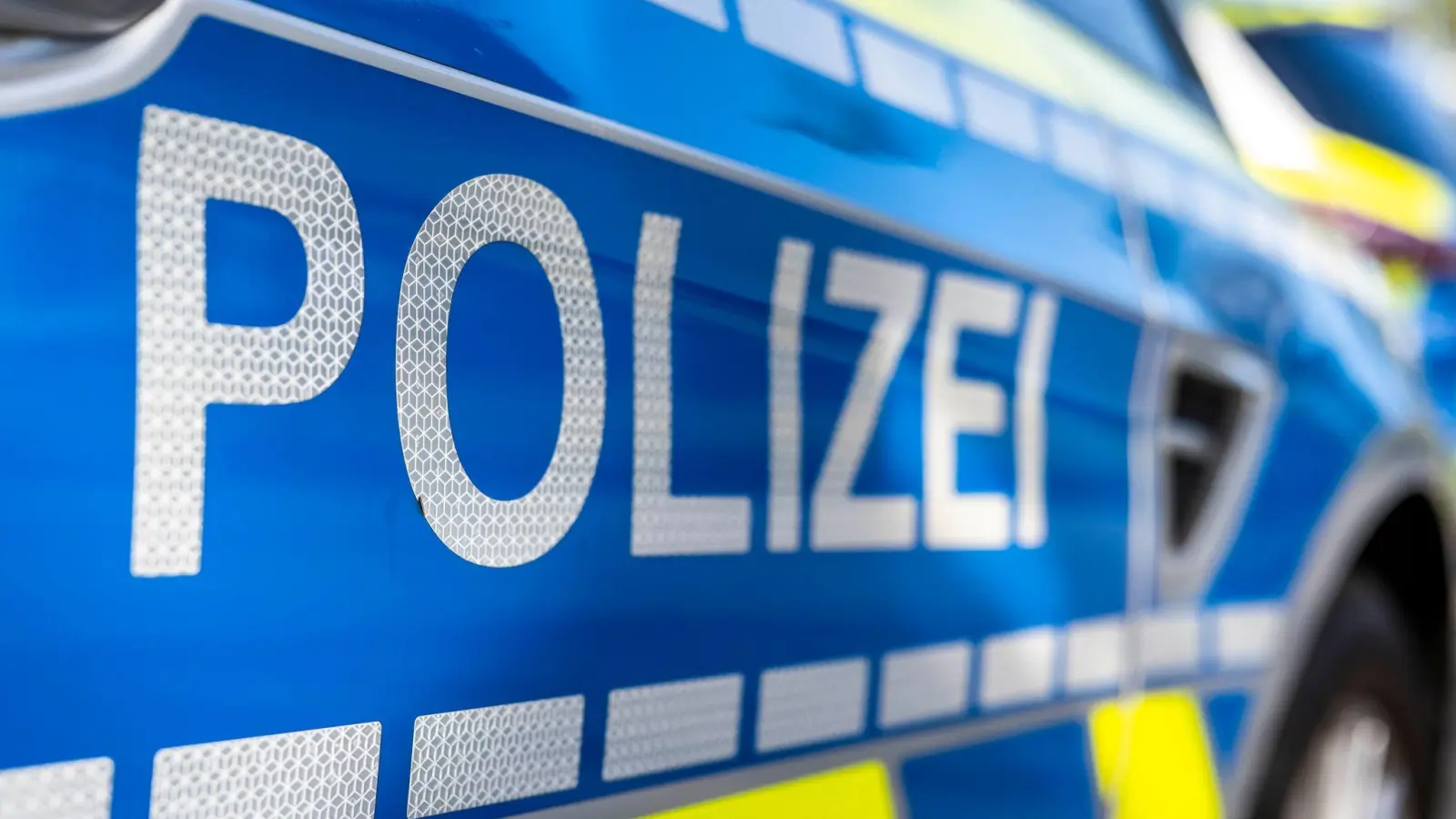 Ein Streifenwagen steht am Straßenrand. Ein Autofahrer, den die Polizei bei Ippesheim kontrollieren wollte, hat zunächst das Weite in Richtung Autobahn gesucht. Erst bei Estenfeld ließ er sich festnehmen. (Symbolbild: David Inderlied/dpa/Symbolbild)