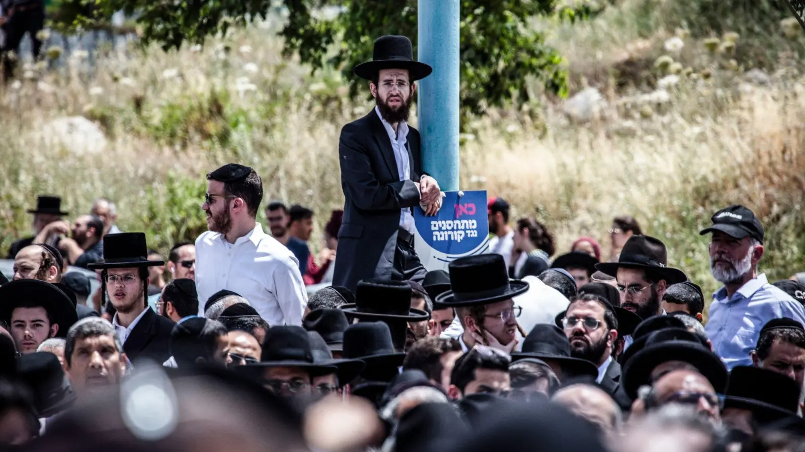 Trauernde nehmen an der Beerdigung von zwei der Opfer teil, die am Vorabend bei dem Anschlag unweit von Tel Aviv getötet wurden. (Foto: Ilia Yefimovich/dpa)