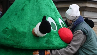 Ein Gärtner muss sich wegen Hausfriedensbruches verantworten, weil er auf einem umzäunten Kita-Gelände heimlich einen Weihnachtsbaum aufgestellt hat. Die Kita hatte sich zuvor gegen einen Baum entschieden. (Foto: Niklas Graeber/dpa)