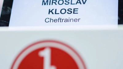 Der neue FCN-Trainer Miroslav Klose wird auf der Pressekonferenz vorgestellt. Nun erhält sein Kader mit Michal Kukucka einen weiteren Torwart. (Foto: Daniel Karmann/dpa)