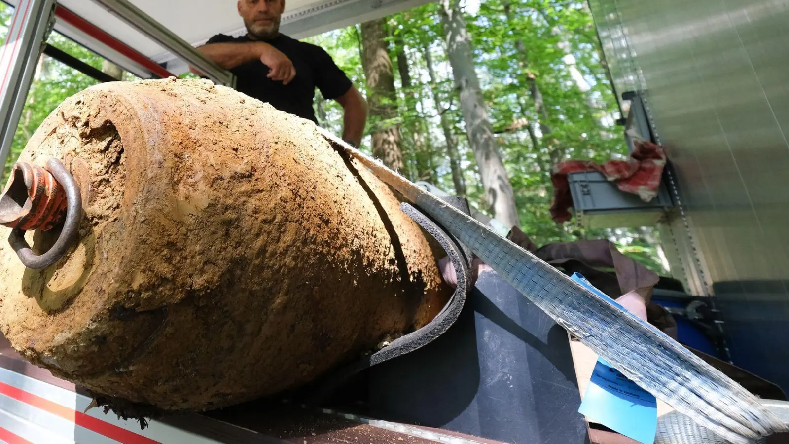 Es ist ein gefährlicher Job, der keine Fehler gestattet: Bombenentschärfer müssen auch in Bayern regelmäßig Blindgänger und alte Kriegswaffen unschädlich machen. (Archivbild) (Foto: Bernd Weißbrod/dpa)