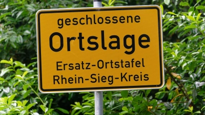 Das Ortsschild Hanf ist verschwunden - nun weist eine Ersatz-Tafel auf eine „geschlossene Ortslage“ hin. (Foto: Henning Kaiser/dpa)