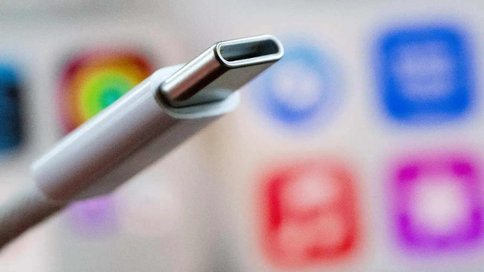 Was kann das Kabel? Angaben zu Datenspeed und Watt: Das USB Implementers Forum hat neue Logos für USB-Ports und USB-C-Kabel entwickelt. (Foto: Franziska Gabbert/dpa-tmn)