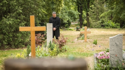 Holzkreuze findet man an Friedhöfen häufig bei noch jungen Gräbern. Oft werden sie mit der Zeit durch ein anderes Grabmal ersetzt. (Foto: Christin Klose/dpa-tmn)