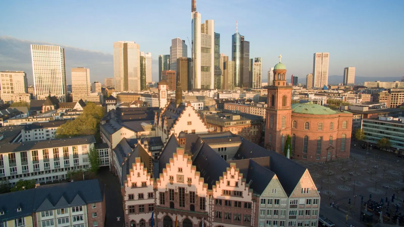 Frankfurt am Main ist aus der Rangliste der zehn lebenswertesten Städte der Welt verdrängt worden. (Foto: Boris Roessler/dpa)