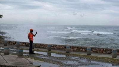 Von Tropensturm „Franklin“ aufgepeitschte Wellen brechen an der Ufermauer in Santo Domingo. (Foto: Ricardo Hernandez/AP/dpa)