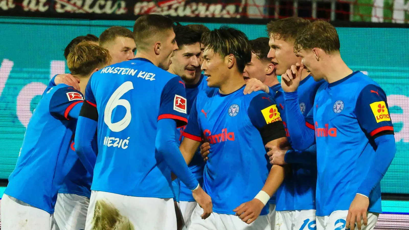 Kiels Shuto Machino (M) bejubelt seinen Treffer zum 4:1 mit der Mannschaft. (Foto: Frank Molter/dpa)