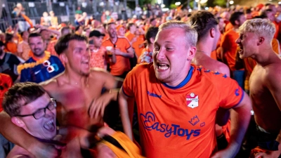 Fans der Niederländischen Nationalmannschaft können sich auf das Halbfinale freuen. (Foto: Fabian Sommer/dpa)