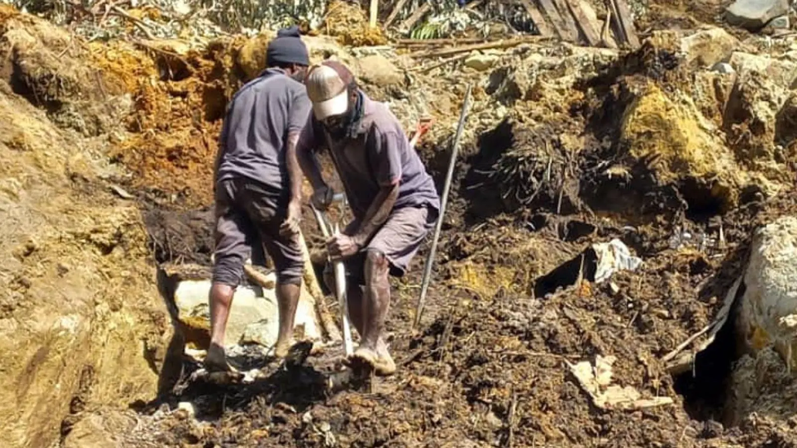 Helfer suchen nach dem Erdrutsch mit vielen Toten weiter nach Überlebenden, doch die Chancen schwinden. (Foto: -/iom.int/dpa)