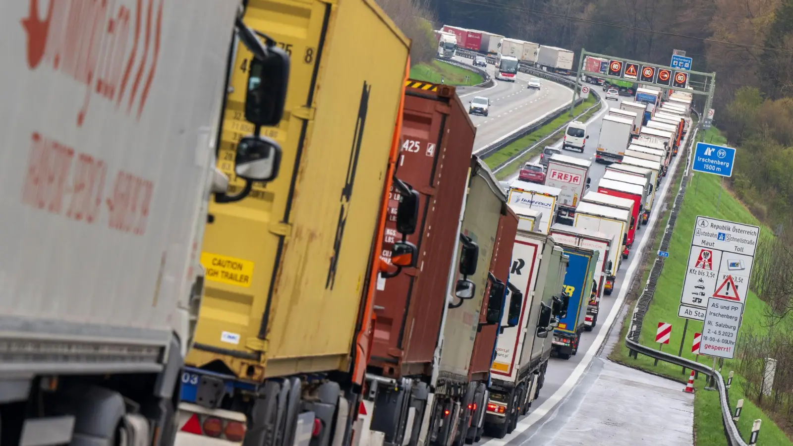 Wegen Blockabfertigung kommt es immer wieder zu Staus auf der A93 und der A8. (Symbolbild) (Foto: Peter Kneffel/dpa)