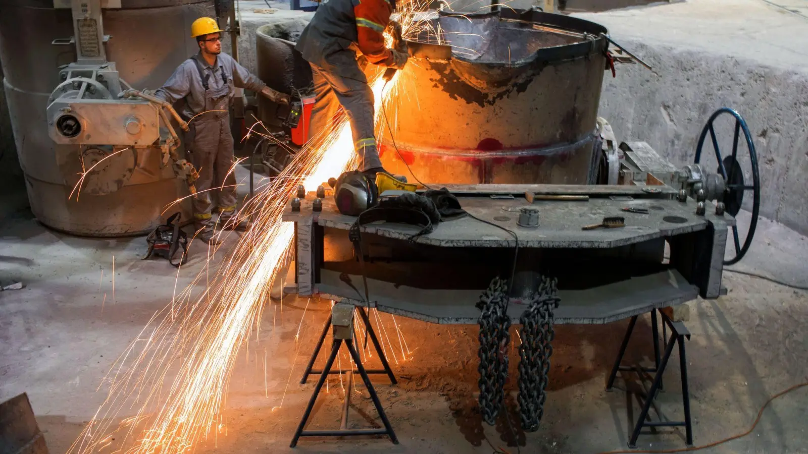 Produktion in einer Gießerei in Mecklenburg-Vorpommern (Symbolfoto). Viele Mittelständler in Deutschland sind wegen Nachschubproblemen und steigender Energiepreise zu Preiserhöhungen gezwungen. (Foto: Jens Büttner/dpa-Zentralbild/dpa)