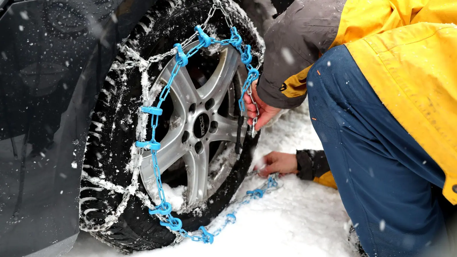 Nur dabeihaben reicht nicht: Man sollte auch wissen, wie man Schneeketten sie an seinem Fahrzeug anbringt.  (Foto: Daniel Karmann/dpa/dpa-tmn)