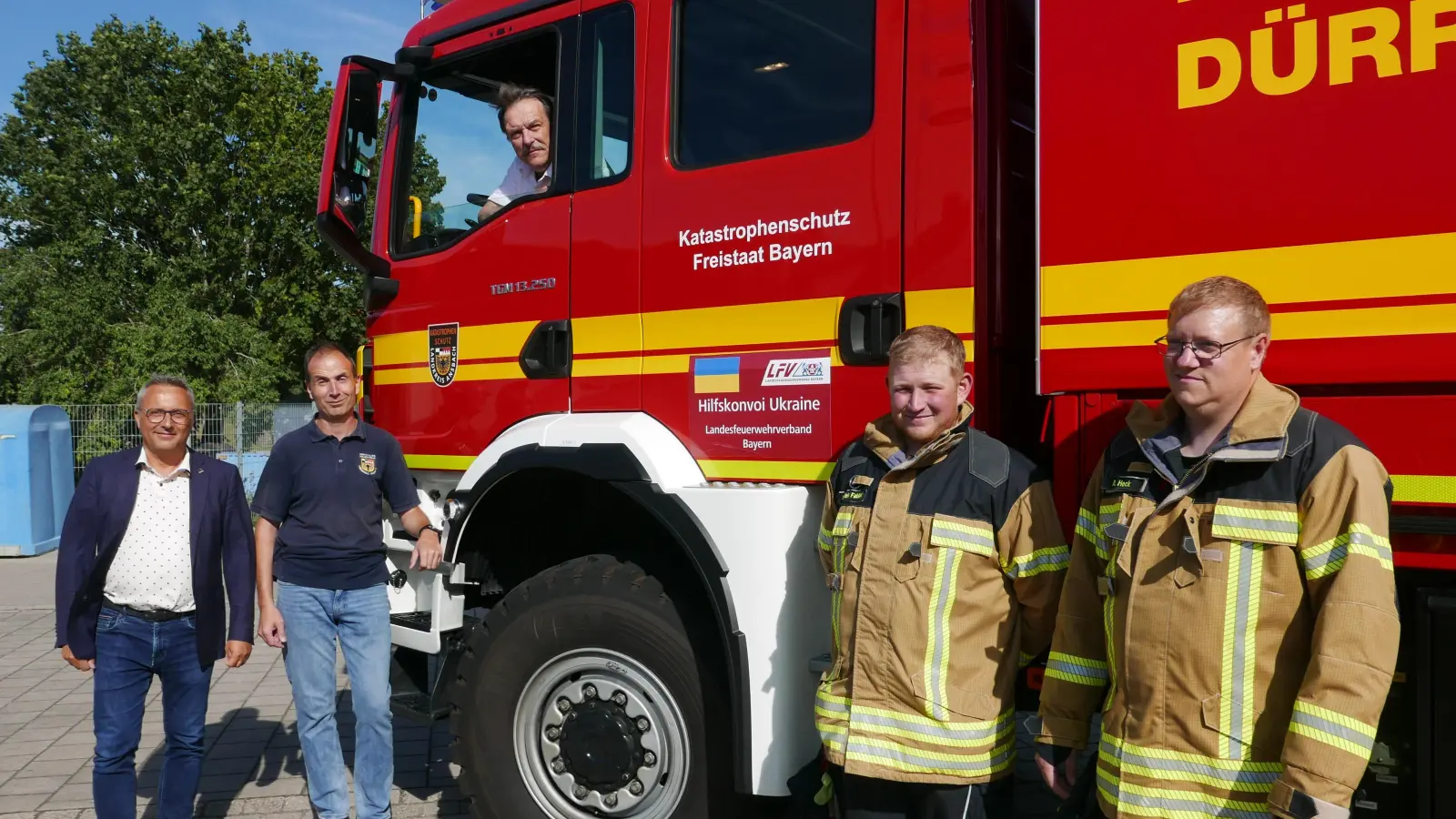 Vor dem Feuerwehrhaus in Dürrwangen (von links): Zweiter Bürgermeister Stefan Baumgärtner, stellvertretender Kommandant Heiko Birret, Kommandant Wilfried Heck sowie die Feuerwehrleute Fabian Neidlein und Alexander Heck, die den Hilfstransport übernommen hatten. (Foto: Roman Kocholl)