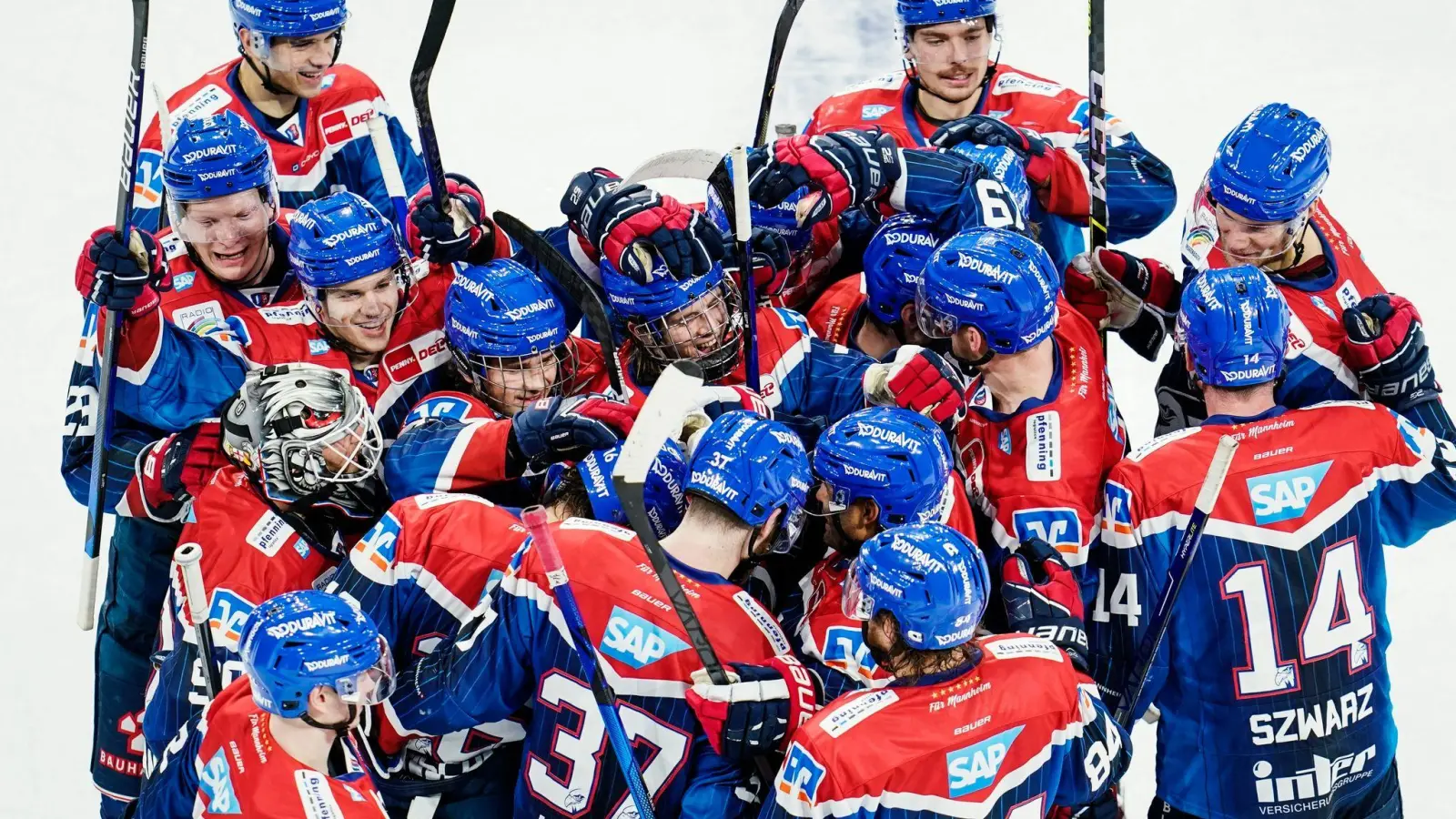 Die Spieler von Adler Mannheim sollen ihre Booster-Impfungen bekommen. (Foto: Uwe Anspach/dpa)