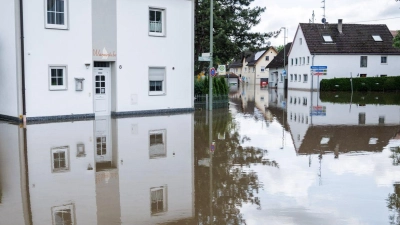 Die Hauptstraße nahe der Donaubrücke ist überflutet. (Foto: Matthias Balk/dpa/Archivbild)