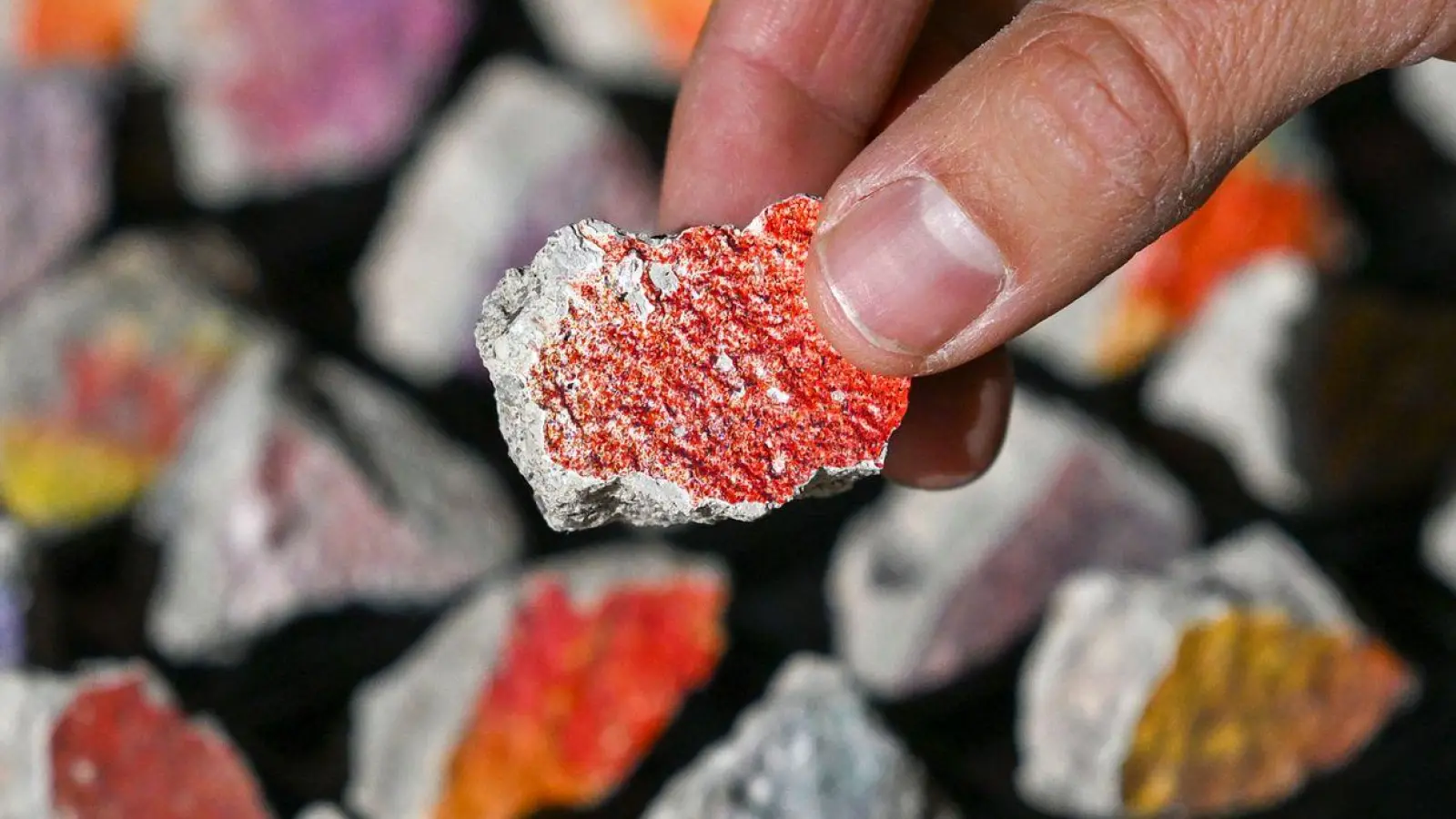 Die Farbe auf den Mauer-Steinen wird neu aufgetragen.  (Foto: Jens Kalaene/dpa)