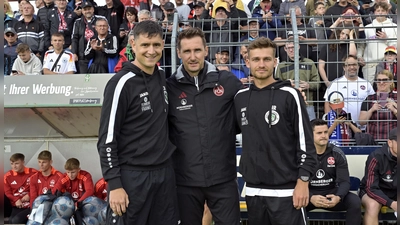 Ein Weltmeister bei der SpVgg Ansbach: FCN-Trainer Miroslav Klose mit Christoph Hasselmeier (links) und Niklas Reutelhuber. (Foto: Martin Rügner)