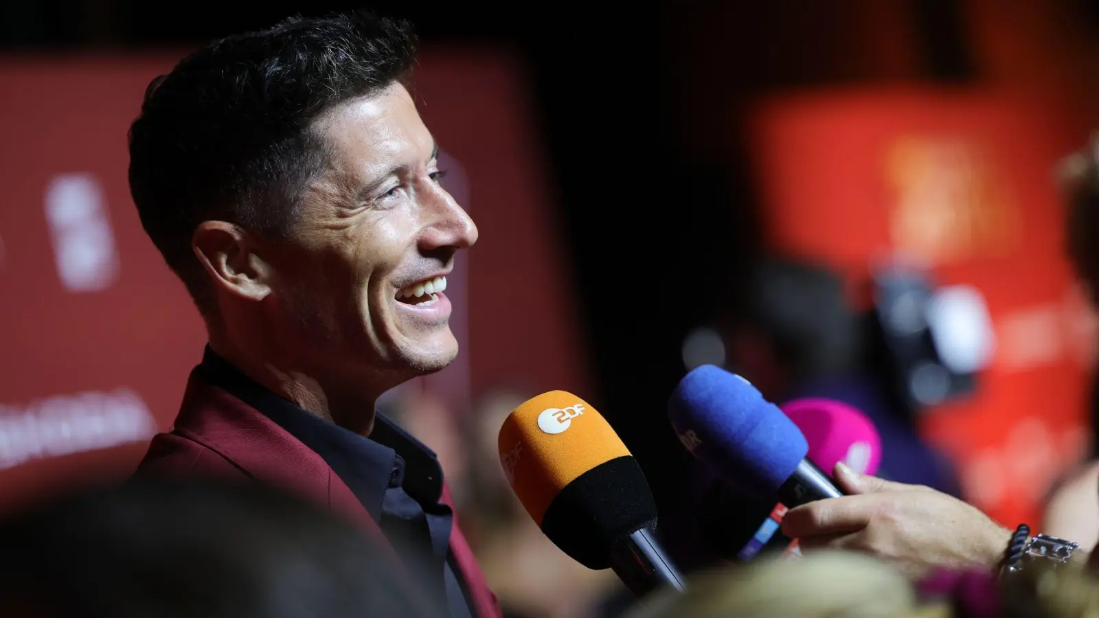 Robert Lewandowski kommt zur Verleihung des „Sport Bild“-Award 2023 in Hamburg. (Foto: Christian Charisius/dpa)