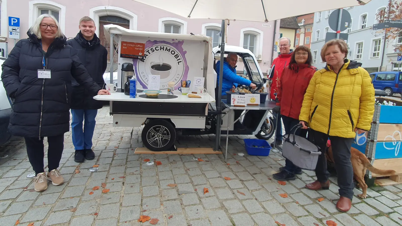 Für sie ist das Ratschmobil eine echte Bereicherung (von links): Josie Neumeister, Lukas Czerwonka (erst frisch im Team dabei), Gerhard Beck am Steuer, der Bad Windsheimer Bürger Ludger Brake, Susanne Alt und Irmgard Ozvatic, die ebenso in Bad Windsheim lebt. (Foto: Anna Franck)