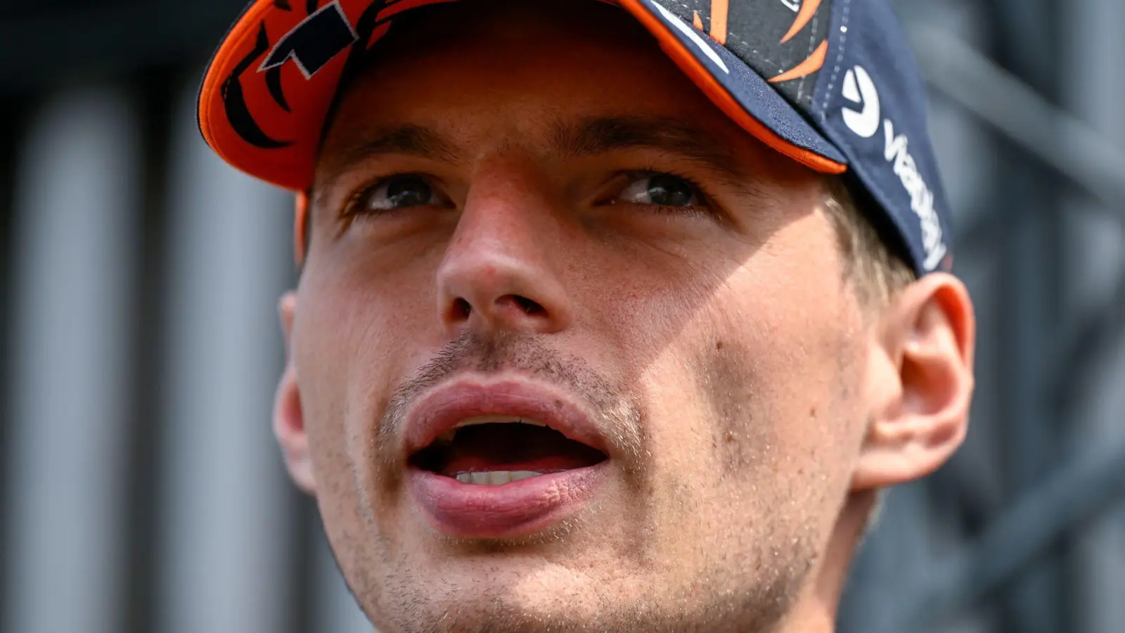 Schlägt sich Max Verstappen zu sehr die Nacht um die Ohren? (Foto: Denes Erdos/AP/dpa)