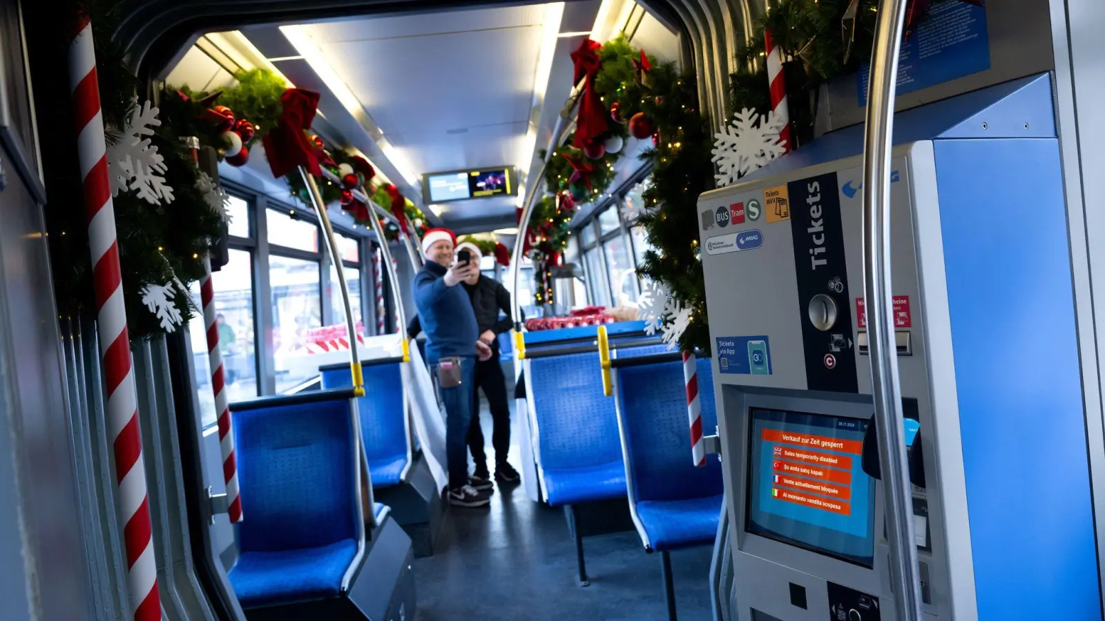 Noch ist die Christkindl-Tram bis auf die MVG-Mitarbeiter vor der ersten Fahrt durch die Innenstadt leer. (Foto: Sven Hoppe/dpa)